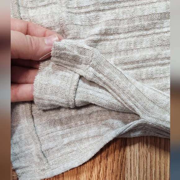 🍂Anthropologie🍂 (Akemi + Kin) Oatmeal Heather Ribbed Long Sleeve V-Neck Top - Picture 5 of 8